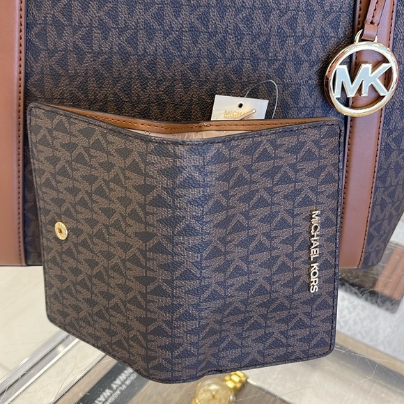 MICHAEL KORS
Medium Signature Logo Wallet 
Brown
NWT - Picture 13 of 16
